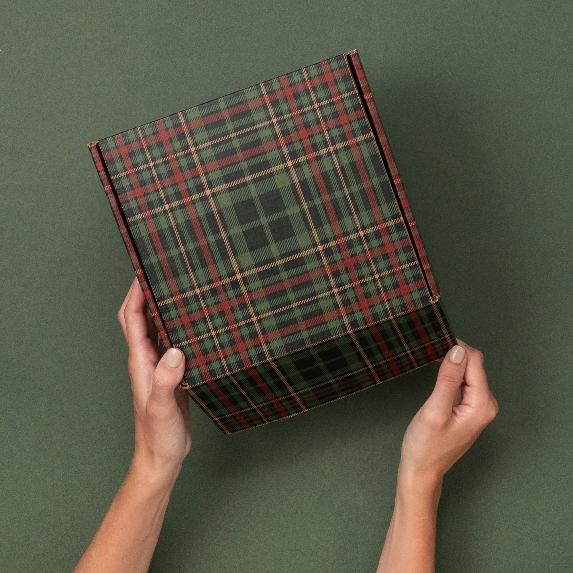 holiday-plaid-mailer-gift-box